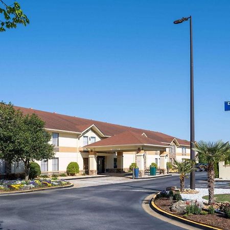 Days Inn & Suites By Wyndham Commerce Buitenkant foto
